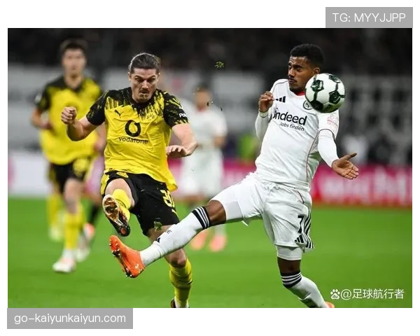 特写：点球大战后，多特蒙德门将科贝尔安慰失点的队友